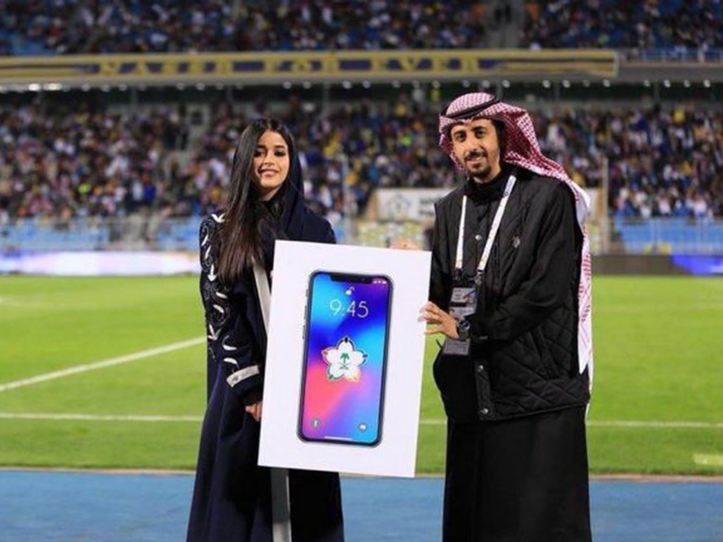 اضغط لمشاهدة الفيديو: مغرد يعرض الزواج على الفتاة الفائزة بالجوال في مباراة النصر والقادسية